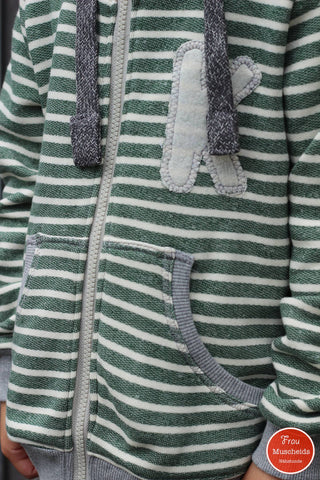 French Terry "Elegant Stripes" kombiniert mit dem Rippbündchen, Hoodieband "Two Colored", Ösen & Reißverschluss genäht wurde eine Jacke "Sweatjacke Kinder" von Fadenkäfer - Nähen - Kinder - Jungs - Applizieren - Papierschnittmuster - Glückpunkt.