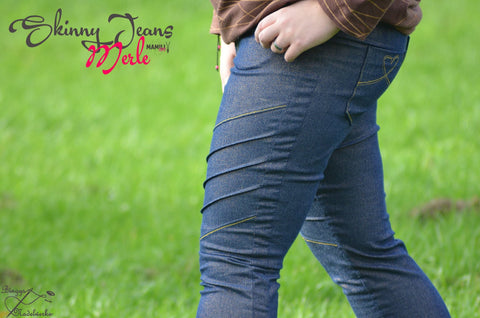 eBook "Bootcut Merle" - Hose - Jeans - Jeanshose nähen - Bootcut Jeans Merle ist eine eine Bootcutjeans mit 4 Teilungen vorn, wovon eine mit Bieseneinsatz versehen ist. Sie kann als Hüfthose, als High Waist und Hüfthose mit hohem Bundstreifen genäht werden, unten nur gesäumt oder zum Umschlagen. Nähe dir deine Hose, so dass sie genau sitzt <3  Alle Schritte sind bebildert erläutert, daher auch für Anfänger geeignet.  Zum Öffnen der Dateien benötigst du den Adobe Reader. Diesen bekommst du kostenlos bei Adobe. Das E-Book wird als ZIP-Datei bereitgestellt und muss nach dem Download entpackt werden (ganz leicht mit 2 Mausklicks) - Glückpunkt.