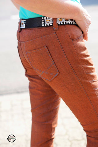Doubleface-Jeans - "Two Colored" - uni zweifarbig genäht wurde das eBook "Skinny Jeans Merle" - Hose - Jeans - Jeanshose nähen - Skinnyjeans Merle ist eine eine Bootcutjeans mit 4 Teilungen vorn, wovon eine mit Bieseneinsatz versehen ist. Sie kann als Hüfthose, als High Waist und Hüfthose mit hohem Bundstreifen genäht werden, unten nur gesäumt oder zum Umschlagen - Nähen für Damen - Stoff & eBook - Glückpunkt.