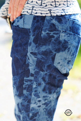 Jeans - "Batik Denim" genäht wurde das eBook "Skinny Jeans Merle" - Hose - Jeans - Jeanshose nähen - Skinnyjeans Merle ist eine eine Bootcutjeans mit 4 Teilungen vorn, wovon eine mit Bieseneinsatz versehen ist. Sie kann als Hüfthose, als High Waist und Hüfthose mit hohem Bundstreifen genäht werden, unten nur gesäumt oder zum Umschlagen - Nähen für Damen - Stoff & eBook - Glückpunkt.