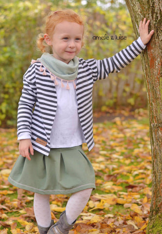 Jersey "White Stripes" kombiniert mit dem Jersey "Lovely Diamond" & Jeans-Jersey "Zoey" genäht wurde das eBook "Cardigan Kids" von Kleiner Polli-Klecks & "Rapunzel" von Firlefanz - Nähen - Mädchen - Herbst/Winter - Strickjacke - Rock - Schnittmuster & Stoff - Glückpunkt.