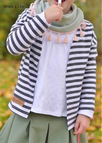 Jersey "White Stripes" kombiniert mit dem Jersey "Lovely Diamond" & Jeans-Jersey "Zoey" genäht wurde das eBook "Cardigan Kids" von Kleiner Polli-Klecks & "Rapunzel" von Firlefanz - Nähen - Mädchen - Herbst/Winter - Strickjacke - Rock - Schnittmuster & Stoff - Glückpunkt.