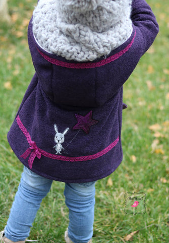 Wollwalk/Kochwolle "Danielle" kombiniert mit Applikation "Stern", Reißverschluss, Bänder & Borten genäht wurde ein Mantel "Louie" von Sara & Julez, Ebooks, Kids, DUFFLE COAT, Jacke, Kinder, Kinderjacke, LOUIE, Nähen, Nähen für Kinder, Winterjacke - Schnittmuster, Stoff - Glückpunkt.