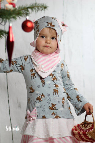 Jersey - "Cute Deer" kombiniert mit dem Jersey "Minky Dots" und Jersey "White Stripes", Klöppelspitze "Samara", Knopf "Hearts", Zackenlitze und Perlen genäht wurde das eBook "Luise Kinder" von Fadenkäfer - eBook für eine Bluse/Shirt/Tunika/Kleid und "Garnelchen Reloaded" von From Heart to Needle - Mütze - Nähen für Kinder - Volants - Drehkleid - Themenwoche - Weihnachten - Weihnachtskleid - besondere Anlässe - Mädchen - Schnittmuster & Stoff -  Glückpunkt.