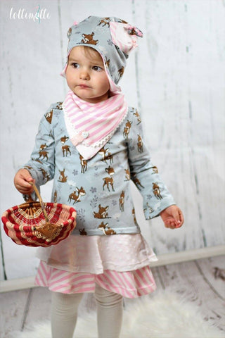 Jersey - "Cute Deer" kombiniert mit dem Jersey "Minky Dots" und Jersey "White Stripes", Klöppelspitze "Samara", Knopf "Hearts", Zackenlitze und Perlen genäht wurde das eBook "Luise Kinder" von Fadenkäfer - eBook für eine Bluse/Shirt/Tunika/Kleid und "Garnelchen Reloaded" von From Heart to Needle - Mütze - Nähen für Kinder - Volants - Drehkleid - Themenwoche - Weihnachten - Weihnachtskleid - besondere Anlässe - Mädchen - Schnittmuster & Stoff -  Glückpunkt.