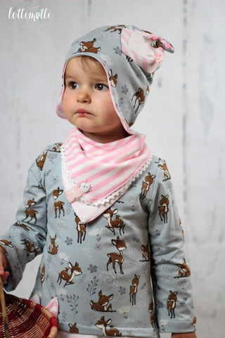 Jersey - "Cute Deer" kombiniert mit dem Jersey "Minky Dots" und Jersey "White Stripes", Klöppelspitze "Samara", Knopf "Hearts", Zackenlitze und Perlen genäht wurde das eBook "Luise Kinder" von Fadenkäfer - eBook für eine Bluse/Shirt/Tunika/Kleid und "Garnelchen Reloaded" von From Heart to Needle - Mütze - Nähen für Kinder - Volants - Drehkleid - Themenwoche - Weihnachten - Weihnachtskleid - besondere Anlässe - Mädchen - Schnittmuster & Stoff -  Glückpunkt.