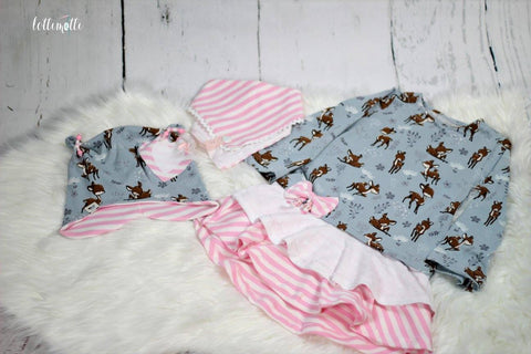 Jersey - "Cute Deer" kombiniert mit dem Jersey "Minky Dots" und Jersey "White Stripes", Klöppelspitze "Samara", Knopf "Hearts", Zackenlitze und Perlen genäht wurde das eBook "Luise Kinder" von Fadenkäfer - eBook für eine Bluse/Shirt/Tunika/Kleid und "Garnelchen Reloaded" von From Heart to Needle - Mütze - Nähen für Kinder - Volants - Drehkleid - Themenwoche - Weihnachten - Weihnachtskleid - besondere Anlässe - Mädchen - Schnittmuster & Stoff -  Glückpunkt.