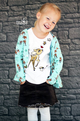 Jersey "Cute Deer" kombiniert mit Feincord "Light Cord" genäht wurde das eBook "Cardigan Kids", sowie das eBook "Jeansrock" von  Kleiner Polli-Klecks kombiniert mit der Plotterdatei/Applikationsvorlage "Truppelup das Reh - Herbst" von Daddy2Design - Nähen für Kinder/Mädchen - Jeans - Rock - Shirt - Glückpunkt.