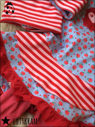 Jersey "Little Apple" kombiniert mit dem Jersey "White Stripes", sowie Wäschespitze "Marisa" genäht wurde eBook - "Luise" - Kleid - Sommerkleid - Lagen-Look und die Mütze "Kalotte" von Elfriede & Fridolin - Schirmmütze -  Mütze - Cappy - Nähen für Kinder/Mädchen - Schnittmuster - Teilungen - Glückpunkt.