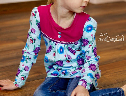 Jersey "Spring Flowers" kombiniert mit dem Jersey "Basic Love" & Klöppelspitze "Samara" und "Marie" genäht wurde ein "Girly Shirt" von Konfettipatterns - Nähen für Kinder/Mädchen - Herbst/Winter - Shirt - Faltenshirt - Stoff - Glückpunkt.