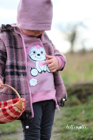 Mantelstoff "Glamour Squares" kombiniert mit Sweat "Melange" genäht wurde ein Pull*ee & ein Park*aa von NipNaps kombiniert mit der Plotterdatei - "Faultier Hugo" von IdeenDörfchen - Nähen Kinder/Mädchen - Pulli/Hoodie, Jacke/Mantel - Glückpunkt.