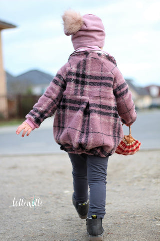 Mantelstoff "Glamour Squares" kombiniert mit Sweat "Melange" genäht wurde ein Pull*ee & ein Park*aa von NipNaps kombiniert mit der Plotterdatei - "Faultier Hugo" von IdeenDörfchen - Nähen Kinder/Mädchen - Pulli/Hoodie, Jacke/Mantel - Glückpunkt.