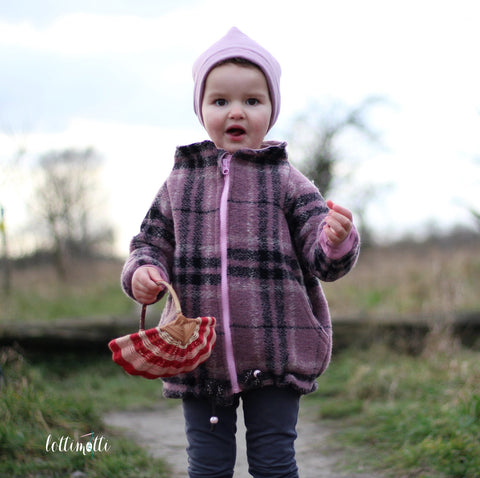 Mantelstoff "Glamour Squares" kombiniert mit Sweat "Melange" genäht wurde ein Pull*ee & ein Park*aa von NipNaps kombiniert mit der Plotterdatei - "Faultier Hugo" von IdeenDörfchen - Nähen Kinder/Mädchen - Pulli/Hoodie, Jacke/Mantel - Glückpunkt.