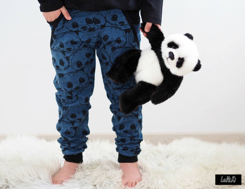 Jersey "Panda" von Ilja Fabrics kombiniert mit dem eBook - Lümmelbüx - Kinder - Nähen - Hose - Jogginghose - Schlafanzughose - Berlinerie - Glückpunkt.
