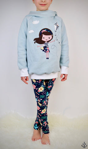 Sweat "Glitzer" kombiniert mit Jersey "Flower Birds" genäht wurde die Appli - "Mimi und ihr Drachen" - Frau Fadenschein - Applikationsvorlage - Hoodie/Pulli/Pullover "Vanja" von Meine Herzenswelt, sowie "Leggings" von Konfetti Patterns - Nähen für Kinder/Mädchen - Glückpunkt.