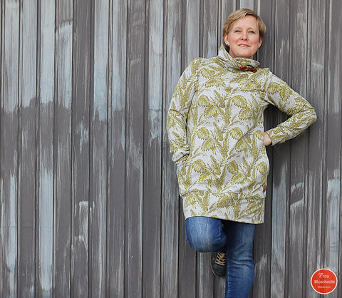 Sweat/French Terry "Nature Leaves" kombiniert mit dem eBook - "Lotte" - Pullover/Kleid - Frau Fadenschein - Nähen für Damen - Hoodie - Pulli - Kragen - Schalkragen - Schnittmuster - Glückpunkt.