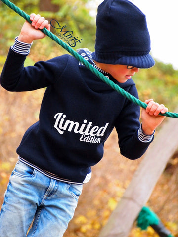 Doubleface-Strick-Jersey - "Bubble" kombiniert mit dem Bündchen "Luna Stripes", sowie Ösen genäht wurde ein Hoodie/Pulli/Pullover nach dem eBook "Lyri" von Miri's Nähchaos - Nähen für Kinder - Jungen/Boys/Jungs - Stoff & Schnitt - Glückpunkt.