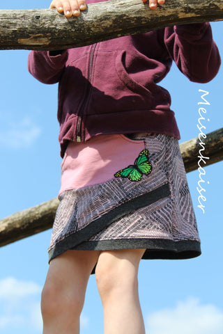 eBook "Shabby Skirt Kids" von MiToSa-Kreativ. Anleitung, sowie Schnittmuster - Rock Shabby Skirt besticht durch den asymmetrischen Lagenlook. Der Shabby-Look wird durch offene Bündchenkanten oder Spitze als Saumabschluß erzielt. Auch offenliegende Nähte passen super zu diesem Schnitt. Zwei verschiedene Taschenvarianten. Der Ansatz (Keil) kann aus Stoffresten, aus nicht dehnbaren Stoffen, wie Bündchenstreifen genäht werden, Nähen für Kinder/Mädchen Resteverwertung Nähanfänger Schnitt - Glückpunkt