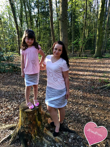 eBook "Shabby Skirt Kids" von MiToSa-Kreativ. Anleitung, sowie Schnittmuster - Rock Shabby Skirt besticht durch den asymmetrischen Lagenlook. Der Shabby-Look wird durch offene Bündchenkanten oder Spitze als Saumabschluß erzielt. Auch offenliegende Nähte passen super zu diesem Schnitt. Zwei verschiedene Taschenvarianten. Der Ansatz (Keil) kann aus Stoffresten, aus nicht dehnbaren Stoffen, wie Bündchenstreifen genäht werden, Nähen für Kinder/Mädchen Resteverwertung Nähanfänger Schnitt - Glückpunkt