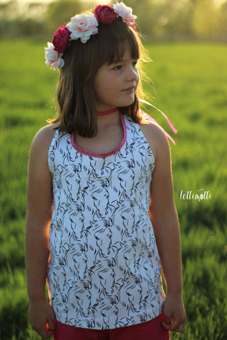 Jersey "Horses" - Pferde - kombiniert mit Falzgummi "Glitzer" genäht wurde das eBook - "Camisia" - Elfriede & Fridolin - Nähen für Kinder - Shirt - Top - Sommertop - Falzgummiband - Glückpunkt.