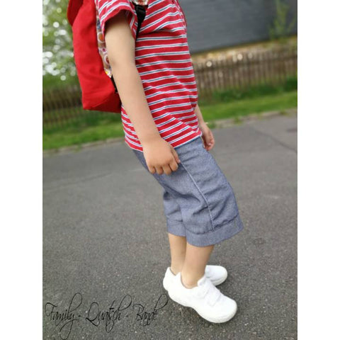 Bei diesem Angebot handelt es sich um das eBook "Piccolo Sole" von Engelinchen Design. Dieses eBook enthält eine bebilderte Schritt für Schritt-Anleitung, sowie das Schnittmuster. - Hose - Sommerhose - Shorts - Pants - Windelträger - Taschen - Nähen für Kinder - Mädchen/Jungen - Schnitt - Glückpunkt.
