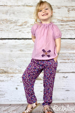 Baumwolle - Lochstickerei - "Celeste" - uni kombiniert mit Viscose - "Lilac Dreams" - Blumen genäht wurde eine Bluse/Shirt "Fennja Kinder", sowie eine Hose "Pamina Kids" von Fadenkäfer - Nähen für Mädchen - Sommerhose - Sommerbluse - eBook - Stoff - Glückpunkt.