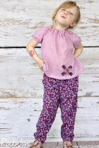 Baumwolle - Lochstickerei - "Celeste" - uni kombiniert mit Viscose - "Lilac Dreams" - Blumen genäht wurde eine Bluse/Shirt "Fennja Kinder", sowie eine Hose "Pamina Kids" von Fadenkäfer - Nähen für Mädchen - Sommerhose - Sommerbluse - eBook - Stoff - Glückpunkt.