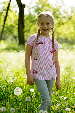 Baumwolle - Stickerei - "Lovely Flowers" - Blumen/Streifen kombiniert mit Satinband "Linea" und Perlen genäht wurde eine Bluse/Shirt "Fennja Kinder" von Fadenkäfer - Nähen für Mädchen - Sommerbluse - eBook - Stoff - Glückpunkt.