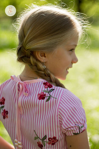 Baumwolle - Stickerei - "Lovely Flowers" - Blumen/Streifen kombiniert mit Satinband "Linea" und Perlen genäht wurde eine Bluse/Shirt "Fennja Kinder" von Fadenkäfer - Nähen für Mädchen - Sommerbluse - eBook - Stoff - Glückpunkt.