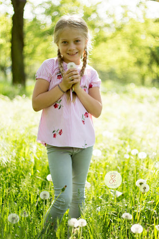 Baumwolle - Stickerei - "Lovely Flowers" - Blumen/Streifen kombiniert mit Satinband "Linea" und Perlen genäht wurde eine Bluse/Shirt "Fennja Kinder" von Fadenkäfer - Nähen für Mädchen - Sommerbluse - eBook - Stoff - Glückpunkt.