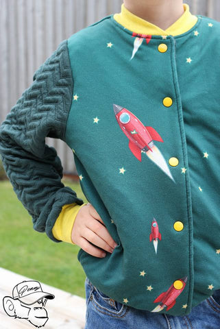 Jacquard-Strick-Jersey "Rope ZigZah" kombiniert mit dem Jersey-Panel/Paneel "Monkey Astronaut" - Raumfahrt - Sterne, sowie dem Strickbündchen "Luna" - Nähen für Jungs/Kinder - Collegejacke - Bomberjacke - Fliegerjacke - Blousonjacke - Jacke - Stoff - Glückpunkt.