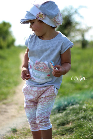 Jersey "Basic Love Dots", Jersey "Vintage Flowers" und Klöppelspitze "Samara" genäht wurde das eBook - "AnniNanni Sommermädchen" - Shirt - AnniNanni, sowie eine Luck*ees von Nipnaps - Hose - Dreiviertelhose, sowie Ballonmütze - Mütze - "Winnie" von Mahalu Design  - Nähen für Kinder - Mädchen - Frühling/Sommer - Sommeroutfit - Schnittmuster & Stoff - Glückpunkt.