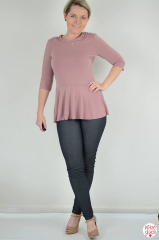 Premium - Crepé - Jersey - "Senja" kombiniert mit Jeans-Jersey "Summer Grobi", sowie Nieten genäht wurde das eBook - "Nastja" - Volant-Shirt - Textilsucht, sowie die "Cathy" - Leggings/Treggings - Romy Nähwerk - Nähen für Damen - Sommer - Sommershirt - Partyoutfit - Party - Schnittmuster & Stoff - Glückpunkt.