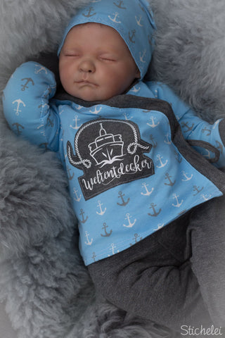 Jersey "Moin"  kombiniert mit Jersey "Daydream" genäht wurde ein "Babyset" von Lybstes. mit der Plotterdatei - "Simply Nautical" - mach.werk design - Schriftzug “Ahoi ahoi” mit Tau und Rettungsring, “Moin Moin”, Plottermotiv “Kaptän Möwe” in zwei Versionen (mit und ohne Kopfbedeckung) • “Kleiner Kapitän” mit Steuerrad, “Krake”, “Küstenkind” mit Segelschiffchen, “Küstenmädchen” mit Herz-Tau, “Möwe im Flug”, “Pfeifenfisch”, Robben-Herz “Sea-Love”, “Sea-Love” mit “Leuchtturm”, “Seebär”, “Strandhaus”, “Travel” mit Fähnchen, “Weltentdecker” mit “Ozeankreuzer” - Glückpunkt.