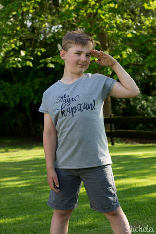 French Terry "Sunny" genäht wurde das "V-Shirt" von Konfetti Patterns mit der Plotterdatei - "Simply Nautical" - mach.werk design - Schriftzug “Ahoi ahoi” mit Tau und Rettungsring, “Moin Moin”, Plottermotiv “Kaptän Möwe” in zwei Versionen (mit und ohne Kopfbedeckung) • “Kleiner Kapitän” mit Steuerrad, “Krake”, “Küstenkind” mit Segelschiffchen, “Küstenmädchen” mit Herz-Tau, “Möwe im Flug”, “Pfeifenfisch”, Robben-Herz “Sea-Love”, “Sea-Love” mit “Leuchtturm”, “Seebär”, “Strandhaus”, “Travel” mit Fähnchen, “Weltentdecker” mit “Ozeankreuzer” - Glückpunkt.