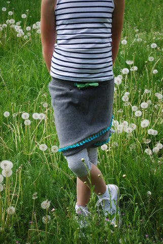 eBook "Shabby Skirt Kids" von MiToSa-Kreativ. Anleitung, sowie Schnittmuster - Rock Shabby Skirt besticht durch den asymmetrischen Lagenlook. Der Shabby-Look wird durch offene Bündchenkanten oder Spitze als Saumabschluß erzielt. Auch offenliegende Nähte passen super zu diesem Schnitt. Zwei verschiedene Taschenvarianten. Der Ansatz (Keil) kann aus Stoffresten, aus nicht dehnbaren Stoffen, wie Bündchenstreifen genäht werden, Nähen für Kinder/Mädchen Resteverwertung Nähanfänger Schnitt - Glückpunkt