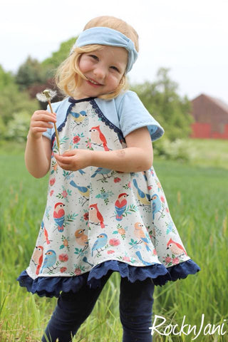 Jersey "Cute Bird" von Fräulein von Julie kombiniert mit dem Effekt-Jersey "Minky Dots" Punkte, sowie der Klöppelspitze "Blumenranke" Blumen und der Wäschespitze "Marisa" - Rüschen - genäht wurde das eBook - "Wunderschön" - Tunika/Kleid - From Heart to Needle - Nähen für Mädchen - Sommerkleid - Teilung - Glückpunkt. 