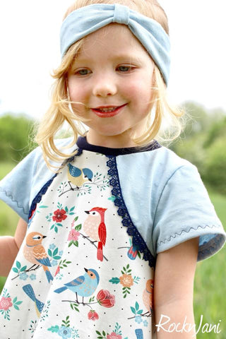 Jersey "Cute Bird" von Fräulein von Julie kombiniert mit dem Effekt-Jersey "Minky Dots" Punkte, sowie der Klöppelspitze "Blumenranke" Blumen und der Wäschespitze "Marisa" - Rüschen - genäht wurde das eBook - "Wunderschön" - Tunika/Kleid - From Heart to Needle - Nähen für Mädchen - Sommerkleid - Teilung - Glückpunkt.