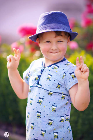 Jersey "Super Cat" kombiniert mit French Terry "Brillant" genäht wurde das Shirt nach dem eBook - "Pauly" von Annas Country - Shirt/Bluse/Hemd, sowie die Hose "Marty" - Knickerbocker - Nähen für Kinder - Mädchen/Jungen - Knopfleiste - Jersey-Paspel "Mimo" - Jersey-Druckknöpfe - Snaply - Schnittmuster & Stoff - Glückpunkt.