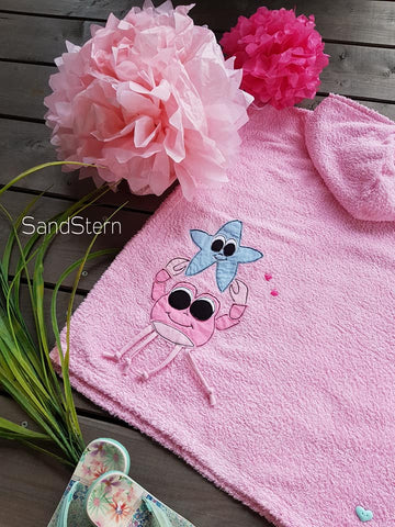 Frottee-/Doubleface - "Swim" - uni kombiniert mit der Applikationsvorlage - "Seepferdchen" & "Krebs & Seestern" - TiLu Design genäht wurde ein Badeponcho - Handtuch - Nähen/Applizieren für Kinder - Sommer - Meerestiere - Schwimmen - Appli - Schnitt & Stoff - Glückpunkt.