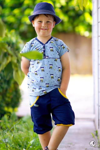 Jersey "Super Cat" kombiniert mit French Terry "Brillant" genäht wurde das Shirt nach dem eBook - "Pauly" von Annas Country - Shirt/Bluse/Hemd, sowie die Hose "Marty" - Knickerbocker - Nähen für Kinder - Mädchen/Jungen - Knopfleiste - Jersey-Paspel "Mimo" - Jersey-Druckknöpfe - Snaply - Schnittmuster & Stoff - Glückpunkt.