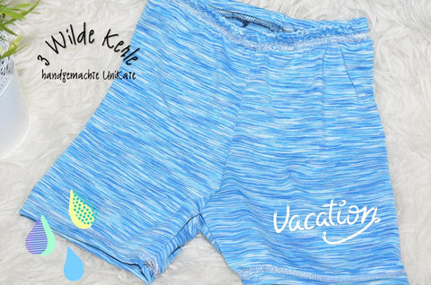 Sommer, Sonne, Strand und Meer… Da braucht natürlich jedes Kind auch eine Badehose!  Die sea horse pants von engelinchen Design, nähbar von Gr. 80 – 140, ist für Jungen und Mädchen gleichermaßen geeignet. Schnell und einfach genäht, das schafft jeder Nähanfänger – versprochen! Genäht werden kann die Badehose aus Badelycra. - Badeanzug - Bade-Hose - Hose - Baden - Kinder - Schwimmen - Schwimmhose - Schnitt & Schnittmuster - Glückpunkt.