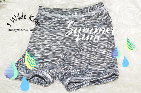 Sommer, Sonne, Strand und Meer… Da braucht natürlich jedes Kind auch eine Badehose!  Die sea horse pants von engelinchen Design, nähbar von Gr. 80 – 140, ist für Jungen und Mädchen gleichermaßen geeignet. Schnell und einfach genäht, das schafft jeder Nähanfänger – versprochen! Genäht werden kann die Badehose aus Badelycra. - Badeanzug - Bade-Hose - Hose - Baden - Kinder - Schwimmen - Schwimmhose - Schnitt & Schnittmuster - Glückpunkt.