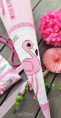 Baumwolle "Pretty Hearts", sowie Kordel "Nanni" & Klöppelspitze "XXL" kombiniert mit der Applikationsvorlage "Flamingo" - TiLu Design - Appli - genäht wurde ein Schulstarter-Set bestehend aus Schultüte & Turnbeutel - Schulanfänger - Einschulung - Schnitt & Stoff - Glückpunkt.