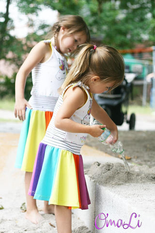 Bei diesem Angebot handelt es sich um das eBook "Jump & Dance" von Engelinchen Design. Dieses eBook enthält eine bebilderte Schritt für Schritt-Anleitung, sowie das Schnittmuster. - Jumper/Jumpsuit/Kleid/Drehkleid/Sommerkleid - Nähen für Kinder - Mädchen - Glückpunkt.