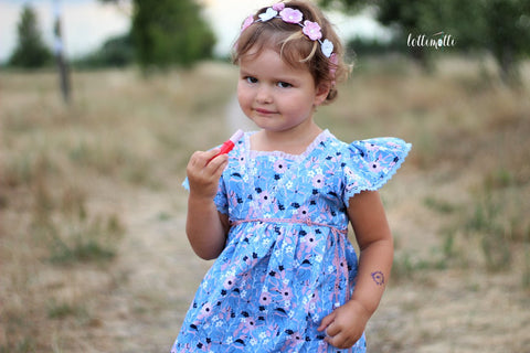 Jersey - "Flower Birds" - Blumen & Vögel kombiniert mit Klöppelspitze "Eva", sowie Klöppelspitze "Marie", Rüschengummi "Lavinia" und Perlen - genäht wurde das eBook - "Tunika Emily" - Miri`s Nähchaos - Nähen für Kinder/Mädchen - Sommer - Tüddelkram - Stoff & Schnitt - Glückpunkt