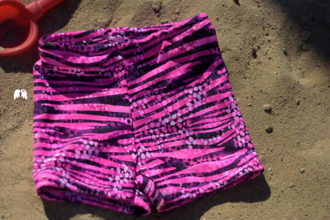 Sommer, Sonne, Strand und Meer… Da braucht natürlich jedes Kind auch eine Badehose!  Die sea horse pants von engelinchen Design, nähbar von Gr. 80 – 140, ist für Jungen und Mädchen gleichermaßen geeignet. Schnell und einfach genäht, das schafft jeder Nähanfänger – versprochen! Genäht werden kann die Badehose aus Badelycra. - Badeanzug - Bade-Hose - Hose - Baden - Kinder - Schwimmen - Schwimmhose - Schnitt & Schnittmuster - Glückpunkt.