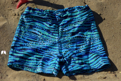 Sommer, Sonne, Strand und Meer… Da braucht natürlich jedes Kind auch eine Badehose!  Die sea horse pants von engelinchen Design, nähbar von Gr. 80 – 140, ist für Jungen und Mädchen gleichermaßen geeignet. Schnell und einfach genäht, das schafft jeder Nähanfänger – versprochen! Genäht werden kann die Badehose aus Badelycra. - Badeanzug - Bade-Hose - Hose - Baden - Kinder - Schwimmen - Schwimmhose - Schnitt & Schnittmuster - Glückpunkt.