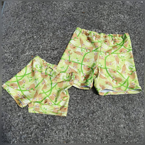 Sommer, Sonne, Strand und Meer… Da braucht natürlich jedes Kind auch eine Badehose!  Die sea horse pants von engelinchen Design, nähbar von Gr. 80 – 140, ist für Jungen und Mädchen gleichermaßen geeignet. Schnell und einfach genäht, das schafft jeder Nähanfänger – versprochen! Genäht werden kann die Badehose aus Badelycra. - Badeanzug - Bade-Hose - Hose - Baden - Kinder - Schwimmen - Schwimmhose - Schnitt & Schnittmuster - Glückpunkt.