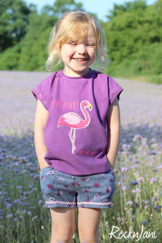 French Terry "Flamingo Love" kombiniert mit Jersey "Basic Love", sowie Zackenlitze & Klöppelspitze "Samara" genäht wurde das eBook - "# 40 deine Helma Kids" - Kleid/Shirt kombiniert mit der Hose "Suri Kids" von meine Herzenswelt  - kurze Hose - Shorts - Plotterdatei "Flamingo" - Nähen/Plotten - Kinder/Mädchen - Stoff & Schnitt - Glückpunkt.